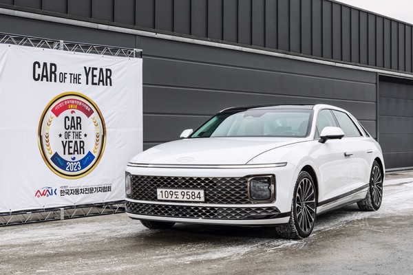 ‘2023 대한민국 올해의 차’에 선정된 현대차 그랜저 하이브리드.​​​​​​​사진제공｜한국자동차전문기자협회