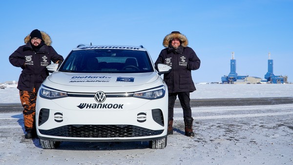 폭스바겐 미국 횡단 프로젝트 참여중인 참가자 데릭 콜린스(좌측), 레이너 지에트로(우측)