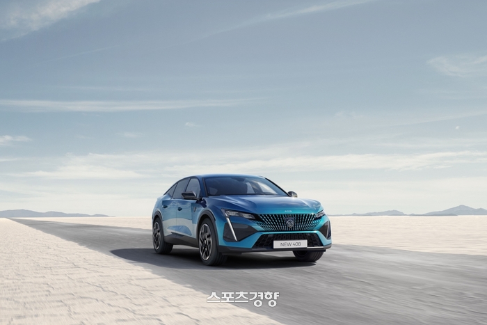 ‘프랑스’계 디자인 차별화 우위를 다져온 ‘뉴 푸조 408’. 아태지역에서 한국에 가장 먼저 출시됐다. 주행성능이 우수한 GT라인까지 포함돼 있다.