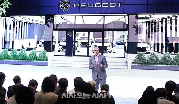 제이크 아우만 스텔란티스 코리아 사장이 24일 서울 강남구 SJ쿤스트할레에서 열린 푸조 브랜드 데이에서 환영사를 하고 있다. ⓒ 시사오늘 권희정 기자