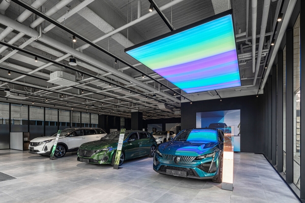 최신 푸조 CI가 적용된 대구 푸조 전용 전시장 내부. ⓒ 스텔란티스 코리아