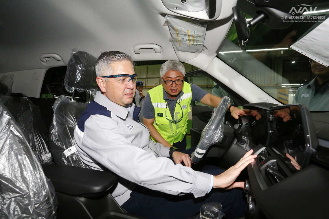 헥터 비자레알 GM 한국사업장 사장 첫 현장 경영 행보로 GM 부평공장 방문