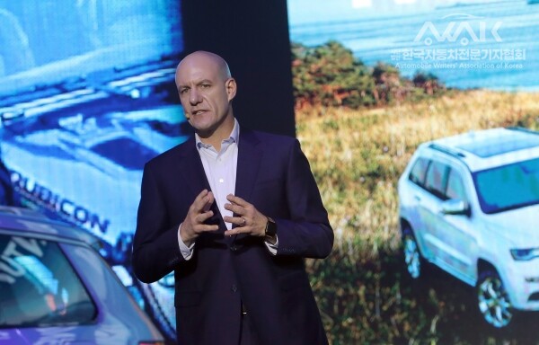 제이크 아우만 스텔란티스코리아 사장이 지난해 12월 서울 광진구 그랜드워커힐 서울에서 열린 '올 뉴 그랜드 체로키' 출시행사에서 인사말을 하는 모습.출처 : 시사오늘(시사ON)(http://www.sisaon.co.kr)