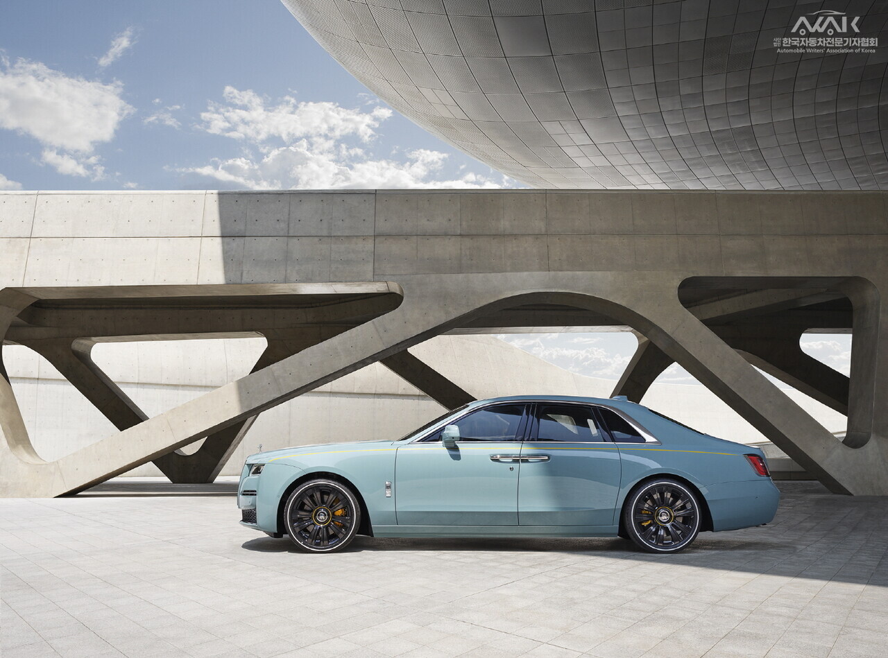 롤스로이스모터카, 비스포크 모델 ‘덕 에그 블루 고스트’