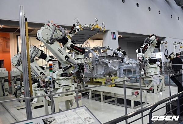 로봇을 이용해 최첨단 자동차 제조공정을 보여주는 토요타 산업기술 기념관의 전시물. 이 또한 버튼을 누르면 실제 로봇이 움직이며 작업한다.