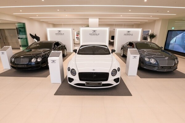 하이엔드 럭셔리카 시장에서 상반된 것으로만 여겨졌던 우아함과 파워풀함을 하나로 결합한 최초의 차라고 평가받는 1세대(왼쪽), 2세대(오른쪽), 3세대(가운데) 컨티넨탈 GT. 사진제공｜ 벤틀리모터스코리아