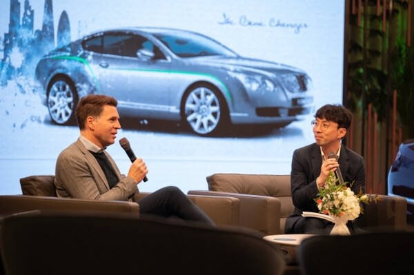 크리스티안 슐릭 벤틀리모터스코리아 총괄상무(왼쪽)와 어준혁 벤틀리모터스 디자이너가 벤틀리 디자인의 헤리티지에 관해 설명하고 있다. 사진제공｜ 벤틀리모터스코리아